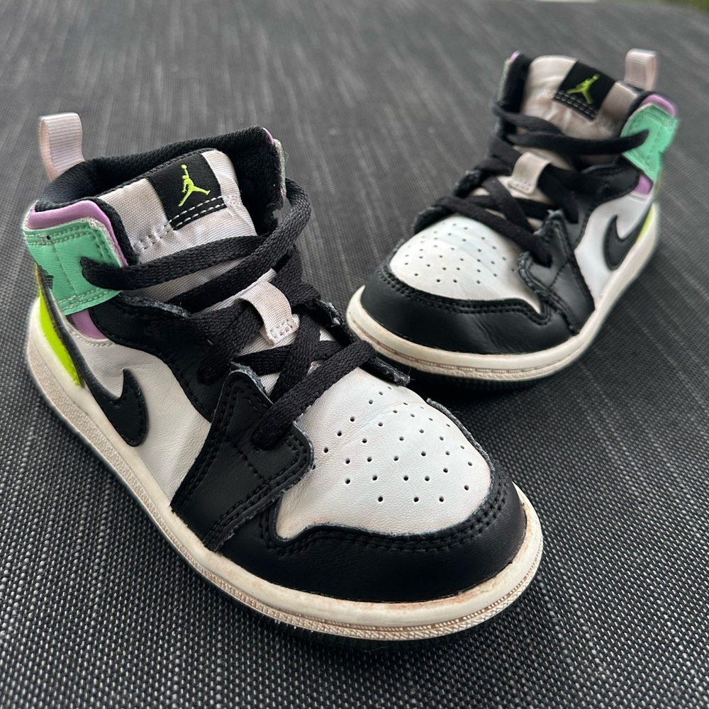 Jordan 1 MID Pastel Black Toe - Size 9c
